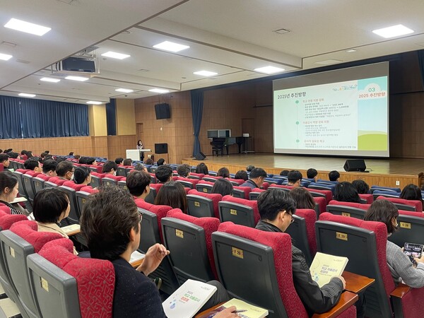 학교 교감 및 행정실장을 대상으로 자율감사 운영 관련 연수를 실시하는 중이다, 사진 / 인천광역시교육청 제공