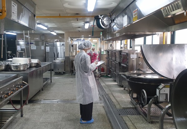 학교 급식 시설에 대한 상반기 위생·안전 지도 점검을 진행 중이다, 사진 / 인천남부교육지원청 제공