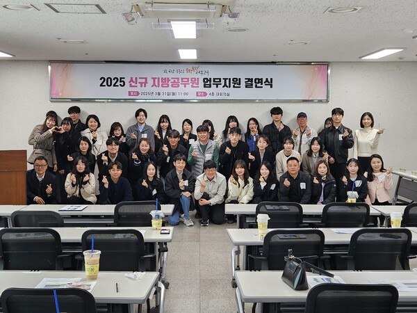  ‘신규 지방공무원 업무 지원 결연식’을 개최 후 기념 사진을 촬영 중이다, 사진 / 인천서부교육지원청 제공