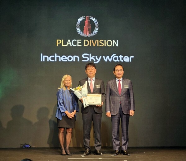 ‘인천하늘수’가 ‘2025 뉴욕페스티벌 대한민국-국가브랜드대상(The 2025 NYF K-NBA)’수돗물 부문에서 3년 연속 대상을 수상 후 기념 사진을 촬영 중이다, 사진 / 인천광역시청 제공