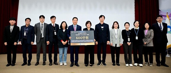 인천시가 민생과 안전, 혁신평가 등 각 분야 정책의 성과를 인정 받아 우수 행정도시로 선정 된 후 기념 사진을 촬영 중이다, 사진 / 인천광역시청 제공