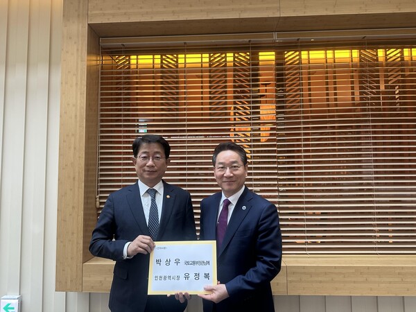 박상우 국토교통부장관(왼쪽)과 유정복 인천광역시장(오른쪽)이 인천 시민의 삶의 질 향상과 지역 발전을 위한 주요 현안 해결을 논의 후 기념 사진을 촬영 중이다, 사진 / 인천광역시청 제공