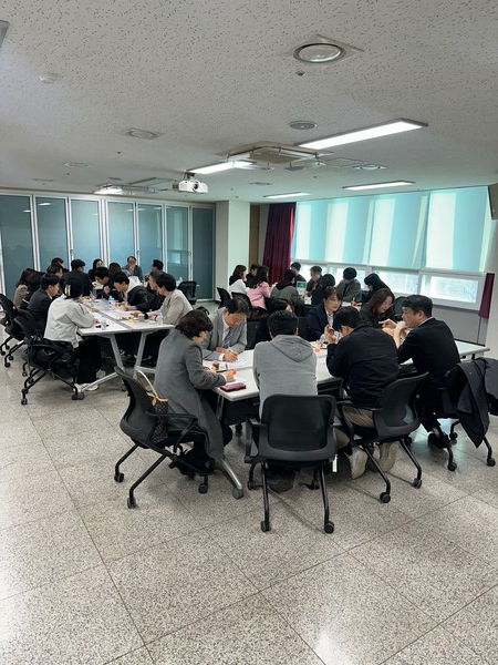 관내 초등학교 52교의 교무부장 및 연구부장을 대상으로 ‘2025학년도 1학기 서부 초등 중간리더 소통협의회’를 진행 중이다, 사진 / 인천서부교육지원청 제공