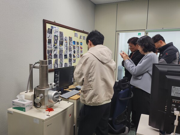 중·고등학교 과학동아리 지도교사를 대상으로 ‘2025 첨단장비활용교육’ 사전 연수를 진행 중이다, 사진 / 인천광역시교육청AI융합교육원 제공