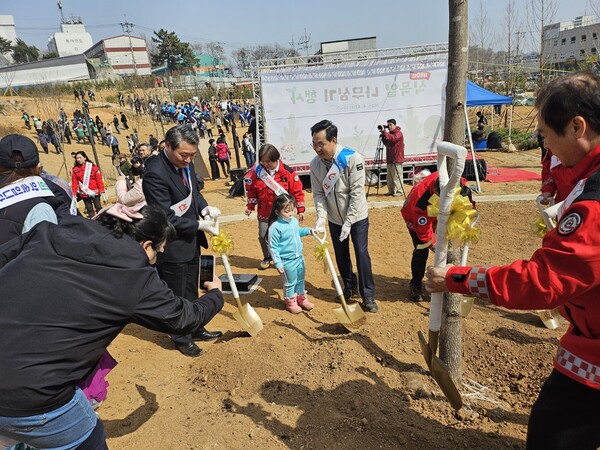 서구와 공동으로 검단17호 공원에서 ‘제80회 식목일 나무 심기 행사’를 진행 중이다, 사진 / 인천광역시청 제공