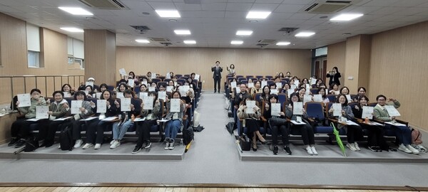 학생, 학부모, 교사에게 진로 교육 서비스를 제공하는 결대로진로센터의 진로 교육 프로그램 강사 107명을 위촉 후 기념 사진을 촬영 중이다, 사진 / 인천광역시교육청 제공