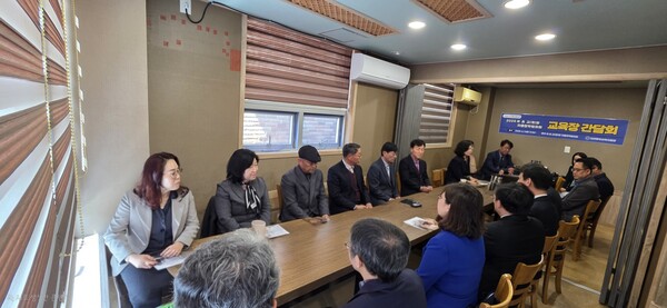 ‘2025학년도 상반기 유·초 교(원)장 자율장학협의회 임원진 간담회’를 진행 중이다, 사진 / 인천동부교육지원청 제공