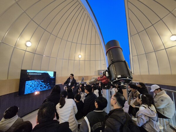 관내 초·중학생 30가족 104명을 대상으로 ‘1차 가족천체관측교실’을 운영 중이다, 사진 / 인천광역시교육청AI융합교육원 제공