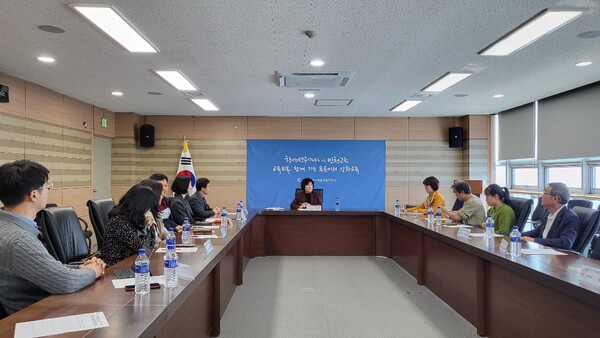 강화 관내 4개 마을교육자치회(양도면, 양사면, 길상면, 강화읍) 대표 및 임원 10여 명과 간담회를 진행 중이다, 사진 / 인천강화교육지원청 제공