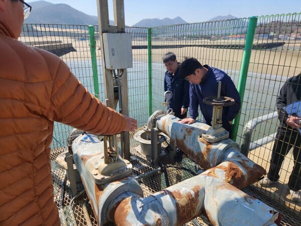 서해 최북단 섬 지역의 안정적인 물 공급 방안을 모색하기 위해 백령정수장, 백령식수원댐, 마을상수도 및 해수담수화시설 현황을 점검 중이다, 사진 / 인천광역시청 제공