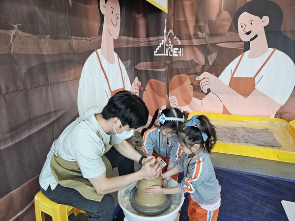 도내 유아들이 지역 문화를 놀이로 경험할 수 있는‘아하! 경기 온마을 놀이터’를 운영 중이다, 사진 / 경기도교육청북부유아체험교육원 제공