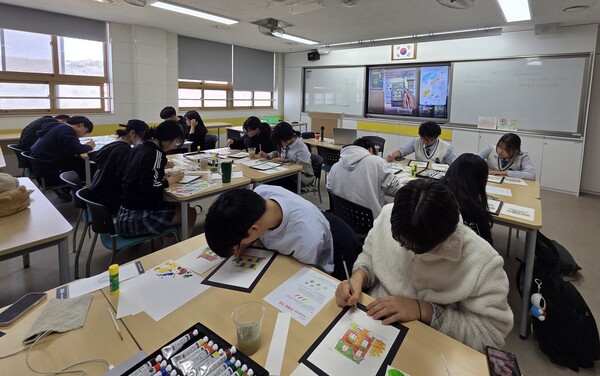섬 특화 문화예술교육인 ‘강화 꿈섬학교 예술강사 지원사업’을 진행 중이다, 사진 / 인천광역시교육청 제공