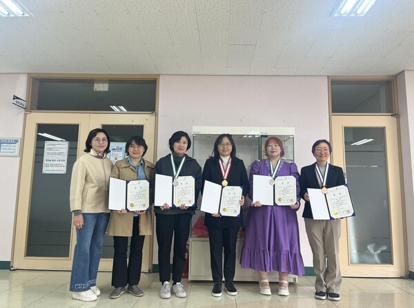 『2025년도 인천광역시 기능경기대회』에서 사회교육 수강생들이 5개의 메달을 획득 후 기념 사진을 촬영 중이다, 사진 / 인천광역시청 제공