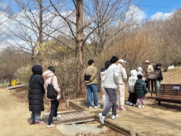 인천대공원 내 수목원과 유아숲체험원에서 숲체험 프로그램(숲해설, 유아숲교육)을 운영 중이다, 사진 / 인천광역시청 제공