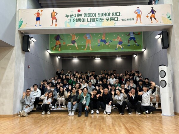 ‘경기 초등, 함께 런(Run) 프로젝트’를 도내 모든 초등학교에서 확대 운영을 기념하는 사진을 촬영 중이다, 사진 / 경기도교육청 제공