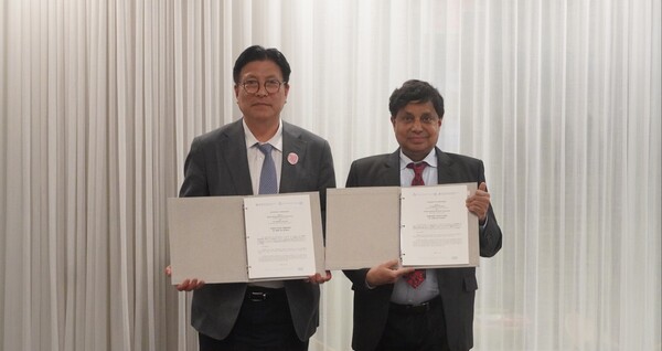 유엔평화대학과 평화교육 활성화를 위한 업무 협약을 체결 후 기념 사진을 촬영 중이다, 사진 / 도성훈 인천광역시교육감 제공