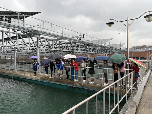 수산정수장의 벚꽃길을 찾는 시민들을 대상으로 4월 12일부터 14일까지 정수장 견학 프로그램을 운영 중이다, 사진 / 인천광역시청 제공