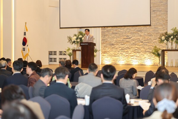 문학경기장 그랜드오스티엄에서 열린 ‘제10회 2025년 인천교육포럼 정기총회’에서 연설을 하는 중이다, 사진 / 인천광역시교육청 제공