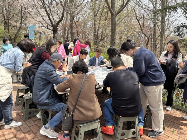 자유공원에서 ‘시민과 함께하는 청렴 문화 한마당’을 진행 중이다, 사진 / 인천남부교육지원청 제공