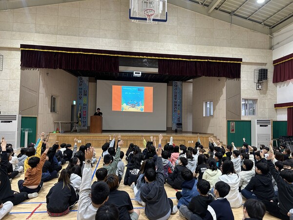 관내 초‧중학교를 대상으로 ‘찾아가는 해양 교육 특강’을 운영 중이다, 사진 / 인천남부교육지원청 제공