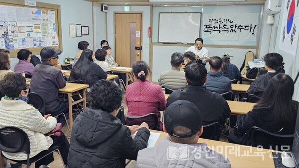 직접 무대에 올라 공연을 하고 있는 김기호 센터장