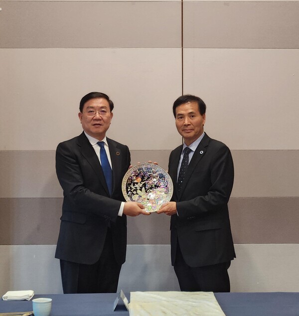 황효진 글로벌도시정무부시장이 인천을 방문한 중국 청두시의 왕 펑 차오(王凤朝) 시장 일행과 만나 양 도시 간 실질적인 교류·협력 방안 논의 관련 기념 사진을 촬영 중이다, 사진 / 인천광역시청 제공