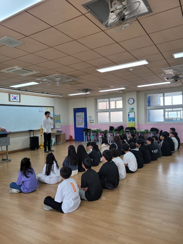 간재울초등학교에서 ‘2025년 1학기 찾아가는 Wee센터 교육’을 진행 중이다, 사진 / 인천서부교육지원청 제공