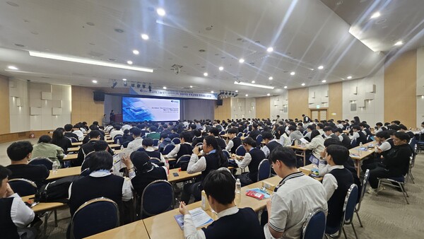 (재)한국나노기술원과 앰코테크놀로지코리아(주)와 협력해 도내 직업계고 학생 대상 ‘나노융합기술인력양성사업’채용 연계 교육과정을 진행 중이다, 사진 / 경기도교육청 제공