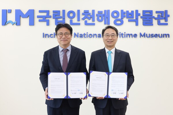 국립인천해양박물관(관장 우동식)과 해양 문화 확산과 해양과학 교육 협력을 위한 업무협약을 체결 후 기념 사진을 촬영 중이다, 사진 / 인천광역시교육청 제공