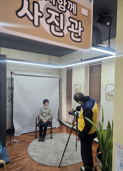 ‘초로기 치매’ 환자와 가족들을 위한 맞춤형 지원을 시행 중이다, 사진 / 인천광역시청 제공