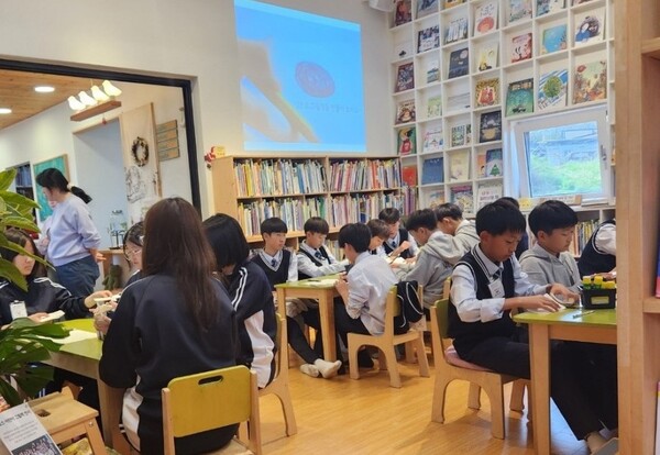 권역별 미술 이음교육 ‘그림책으로 마음 잇기’ 프로그램을 바람숲도서관에서 운영 중이다, 사진 / 인천강화교육지원청 제공