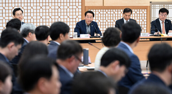 대회의실에서 확대간부회의를 진행 중이다, 사진 / 인천광역시청 제공