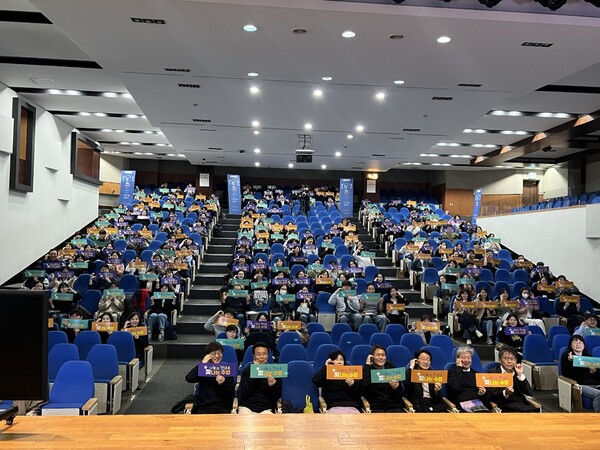 인하대학교 본관 대강당에서 중등 수업‧평가혁신 리더그룹 발대식을 실시 후 기념 사진을 촬영 중이다, 사진 / 인천광역시교육청 제공
