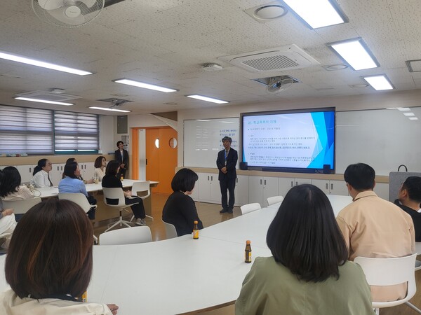 인천관교초등학교에서 학부모를 대상으로 ‘변호사에게 들어보는 학교폭력 이야기’라는 주제로 교육을 진행 중이다, 사진 / 인천남부교육지원청 제공