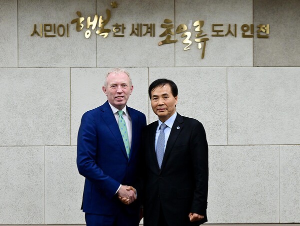 티미 둘리(Timmy Dooley) 아일랜드 농식품해양부 차관과 미쉘 윈트럽(Michelle Winthrop) 주한 아일랜드 대사를 비롯한 아일랜드 대표단이 황효진 글로벌도시정무부시장을 예방해 양측 간 협력 방안을 논의 후 기념 사진을 촬영 중이다, 사진 / 인천광역시청 제공