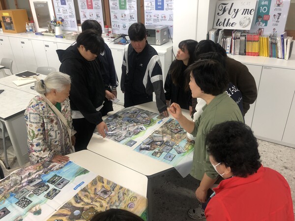 연평중고등학교 및 연평초등학교 학생들을 대상으로 ‘연평도 갯벌생태체험 프로그램’을 운영 중이다, 사진 / 인천남부교육지원청 제공