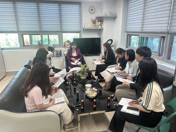 학교 현장의 청렴 문화 확산 및 투명하고 공정한 공직 문화 정착을 위한 ‘찾아가는 청렴 컨설팅’을 진행 중이다, 사진 / 인천동부교육지원청 제공