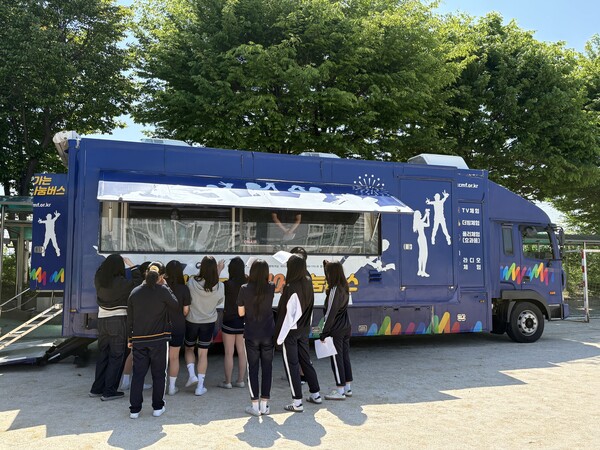 도내 초·중·고·특수학교를 대상으로 ‘학교로 찾아가는 미디어 체험(나눔버스)’을 운영 중이다, 사진 / 경기도교육청미디어교육센터 제공