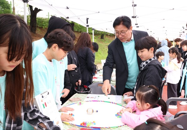 제103회 어린이날을 기념해 지난 3일 경인교육대학교 인천캠퍼스에서 열린 ‘제2회 인천 어린이 놀이 축제’를 진행 중이다, 사진 / 인천광역시교육청 제공