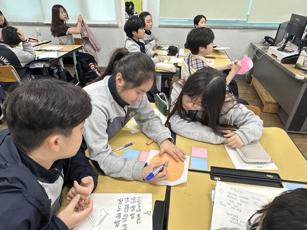 2025년 ‘질문하는 학교’ 선도학교에서 질문하는 방법 학습 및 질문을 통한 문제 해결 프로그램을 운영 중이다, 사진 / 인천광역시교육청 제공