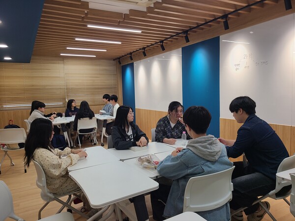 인일여자고등학교에서 진로 독서 프로젝트를 주제로 학생 멘티단 5월 정기회를 진행 중이다, 사진 / 인천광역시교육청 제공