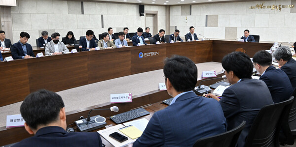 시청 영상회의실에서 유정복 시장 주재로 간부회의를 진행 중이다, 사진 / 인천광역시청 제공