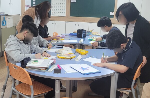 관내 공립 초․중학교 85개 특수학급 492명을 대상으로 ‘나도 작가 프로그램’을 진행 중이다, 사진 / 인천남부교육지원청 제공
