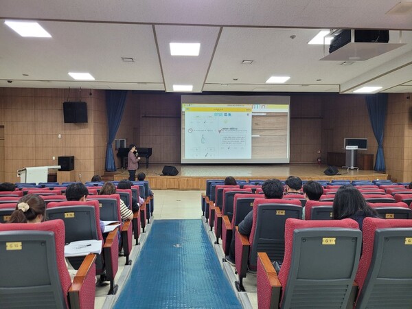 초·중·고 학습지원담당교원 및 교육전문직원 180여 명을 대상으로 ‘2025 기초학력 진단-보정 시스템 활용 연수’를 실시 후 기념 사진을 촬영 중이다, 사진 / 인천광역시교육청 제공