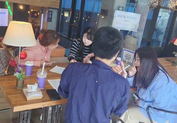 ‘2025 동부 중등 수업혁신지원단’을 위촉하고 ‘결대로 빛나는 수업 틔움 협의회’를 진행 중이다, 사진 / 인천동부교육지원청 제공