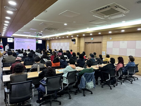 ‘노인학대예방 및 노인인권 순회교육’을 진행 중이다, 사진 / 인천광역시청 제공