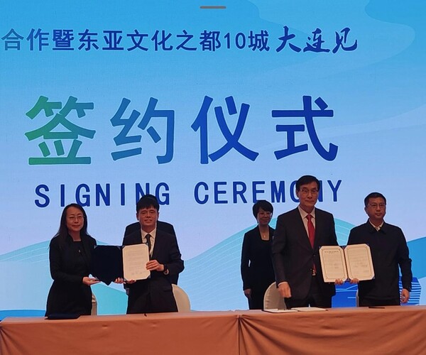 ‘제34회 아카시아 관람 축제’에 참석해 대련시와 크루즈 산업 발전을 위한 전략적 업무협약(MOU)을 체결 후 기념 사진을 촬영 중이다, 사진 / 인천광역시청 제공