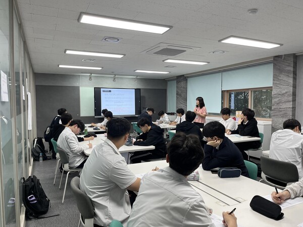 ‘사회적경제 특강반’을 5월 19일부터 4주간 송도고등학교에서 운영 중이다, 사진 / 인천광역시청 제공