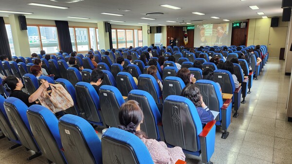 관내 각급 학교 민원 업무 담당자 및 직원들을 대상으로 친절 교육을 진행 중이다, 사진 / 인천남부교육지원청 제공