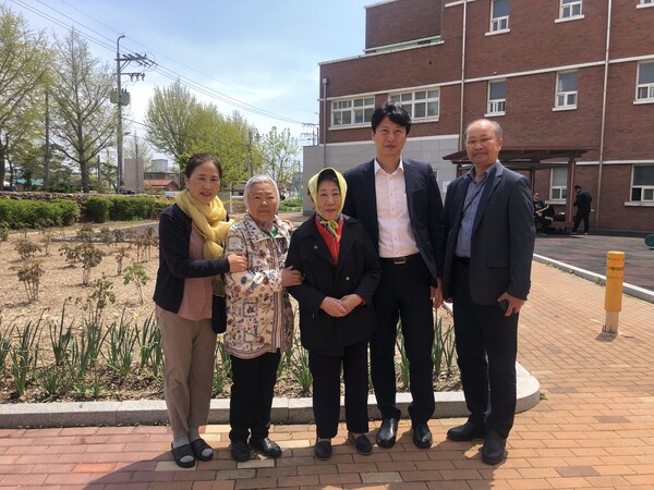 ‘2025학년도 자유학기제 교육과정’이 섬 지역 교육의 새로운 모델이 기념 사진을 촬영 중이다, 사진 / 인천남부교육지원청 제공